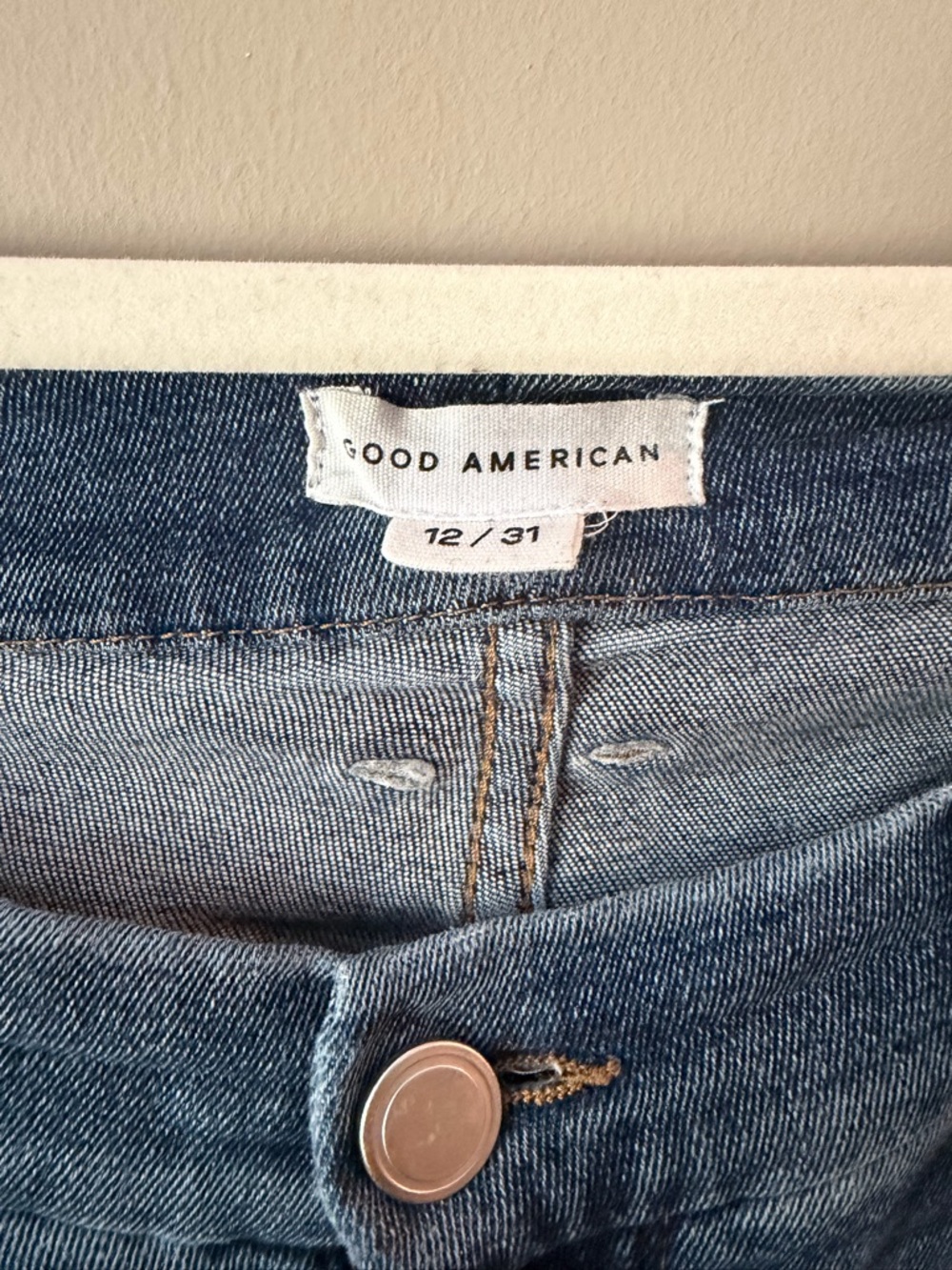 Good American Skinny Jeans in Blue Wash - Picture 2 of 3